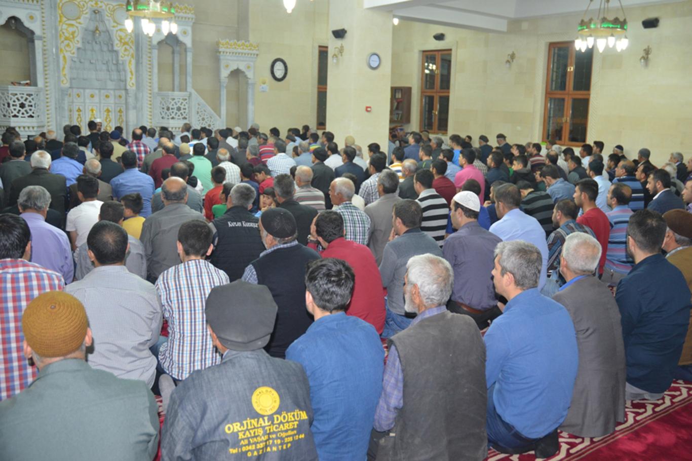 Gaziantepliler Beraat Kandilini camilerde ihya etti